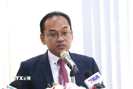 Tiến sỹ Seun Sam, nhà phân tích chính sách thuộc Viện Hàn lâm Hoàng gia Campuchia (RAC), phát biểu tại chương trình tọa đàm “Đảng Cộng sản Việt Nam trong kỷ nguyên phát triển mới của Việt Nam” do Đại sứ quán Việt Nam tại Vương quốc Campuchia tổ chức. (Ảnh: Huỳnh Thảo/TTXVN)