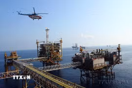 Giàn công nghệ Trung tâm số 2 bao gồm 4 công trình nổi trên biển là giàn công nghệ trung tâm, giàn ép vỉa, giàn nén khí và khu nhà ở cán bộ, công nhân viên. (Ảnh: Huy Hùng/TTXVN)