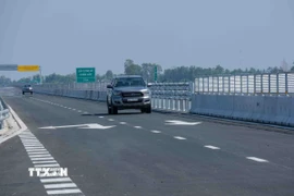 Phương tiện lưu thông trên cao tốc Cần Thơ - Cà Mau. (Ảnh: Thanh Liêm/TTXVN)