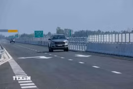 Phương tiện lưu thông trên cao tốc Cần Thơ - Cà Mau. (Ảnh: Thanh Liêm/TTXVN)
