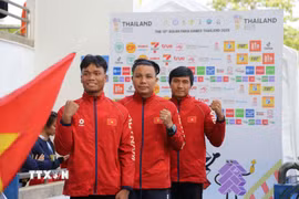 Nụ cười chiến thắng của 3 vận động viên Võ Huỳnh Anh Khoa (giữa), Hán Quang Thoại (phải) và Hồ Văn Đao (trái). (Ảnh: Đỗ Sinh/TTXVN)