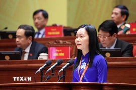 Đồng chí Nguyễn Thị Thúy Lam, Bí thư Đảng ủy, Chủ tịch HĐND xã Tân Khánh Trung (tỉnh Đồng Tháp), trình bày tham luận “Xây dựng địa phương hạnh phúc, góp phần hiện thực hóa khát vọng xây dựng đất nước phồn vinh, thịnh vượng.” (Ảnh: TTXVN)