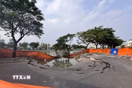 Lực lượng chức năng rào chắn, cắt cử lực lượng bảo vệ, điều tiết giao thông qua khu vực này. (Ảnh: Thanh Vũ/TTXVN)