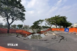 Lực lượng chức năng rào chắn, cắt cử lực lượng bảo vệ, điều tiết giao thông qua khu vực này. (Ảnh: Thanh Vũ/TTXVN)