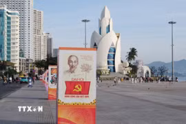Panô tuyên truyền về Đại hội đại biểu toàn quốc lần thứ XIV của Đảng được trưng bày ở khu vực Quảng trường 2 tháng 4 (phường Nha Trang, Khánh Hòa). (Ảnh: Nguyễn Thành/TTXVN)