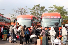 Hành khách lên xe về quê tại Bến xe miền Tây. (Ảnh: Tiến Lực/TTXVN)