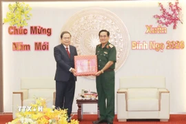 Chủ tịch Quốc hội Trần Thanh Mẫn tặng quà, chúc Tết cán bộ, chiến sỹ lượng vũ trang Quân khu 9. (Ảnh: Ngọc Thiện/TTXVN)