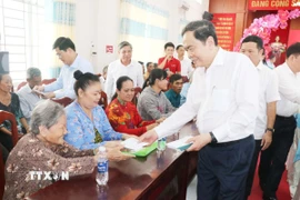 Chủ tịch Quốc hội Trần Thanh Mẫn tặng quà Tết cho các gia đình chính sách, hộ nghèo ở xã Thạnh Xuân, thành phố Cần Thơ. (Ảnh: Ngọc Thiện/TTXVN)