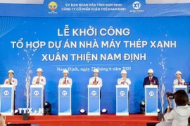 Các đại biểu thực hiện nghi lễ khởi công dự án. (Ảnh: Thái Thuần/TTXVN)