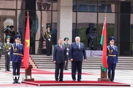 Tổng Bí thư Tô Lâm và Tổng thống Belarus Aleksandr Lukashenko nghe quân nhạc cử Quốc thiều hai nước. (Ảnh: Thống Nhất/TTXVN)