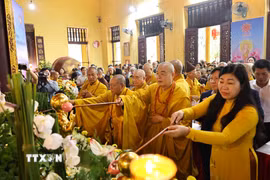Các đại biểu thực hiện nghi lễ tắm Phật, cầu nguyện quốc thái dân an, thế giới hòa bình, chúng sinh an lạc. (Ảnh: Minh Đức/TTXVN)