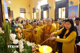 Các đại biểu thực hiện nghi lễ tắm Phật, cầu nguyện quốc thái dân an, thế giới hòa bình, chúng sinh an lạc. (Ảnh: Minh Đức/TTXVN)