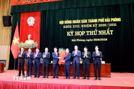 Lãnh đạo thành phố Hải Phòng tặng hoa chúc mừng Chủ tịch, các Phó Chủ tịch và Trưởng các ban của HĐND thành phố Hải Phòng nhiệm kỳ 2026-2031. (Ảnh: Mạnh Tú/TTXVN)