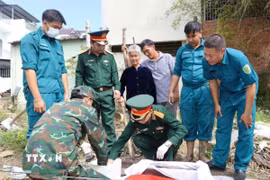 Bộ Chỉ huy Quân sự tỉnh phối hợp với các lực lượng địa phương đã thực hiện cất bốc, quy tập thành công hài cốt liệt sỹ Võ Hơn (sinh năm 1921, nguyên quán Quảng Nam-Đà Nẵng) sau gần 70 năm nằm lại tại tổ 1 Vĩnh Điềm, phường Tây Nha Trang. (Ảnh: TTXVN phát)