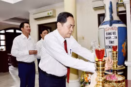 Chủ tịch Quốc hội Trần Thanh Mẫn dâng hương tưởng nhớ tri ân những đóng góp to lớn của cố Chủ tịch Quốc hội Nguyễn Hữu Thọ. (Nguồn: Quốc hội)