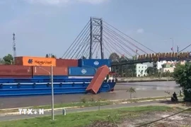 Phương tiện thủy làm rơi container xuống kênh Chợ Gạo, đoạn qua xã Chợ Gạo, tỉnh Đồng Tháp. (Ảnh: TTXVN phát)