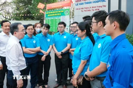 Lãnh đạo Bệnh viện Thống Nhất động viên, dặn dò đội ngũ y bác sỹ trước khi lên đường đến với Trường Sa. (Ảnh: Đinh Hằng/TTXVN)