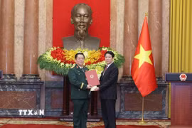 Chủ tịch nước Lương Cường trao Quyết định bổ nhiệm đồng chí Nguyễn Trọng Nghĩa giữ chức Chủ nhiệm Tổng cục Chính trị Quân đội nhân dân Việt Nam, đồng thời thăng quân hàm từ Thượng tướng lên Đại tướng. (Ảnh: Lâm Khánh/TTXVN)