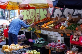 Người dân mua sắm tại một cửa hàng ở New York, Mỹ. (Ảnh: THX/TTXVN)