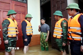 Chủ tịch UBND tỉnh Quảng Trị Trần Phong thăm hỏi, động viên người dân vùng bị cô lập do mưa lũ tại thôn Đồng Tư. (Ảnh: Tá Chuyên/TTXVN)