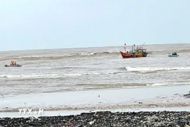 Bộ đội Biên phòng, chính quyền địa phương phối hợp với bà con ngư dân trên địa bàn và các lực lượng tìm kiếm ngư dân mất tích. (Ảnh: TTXVN phát)