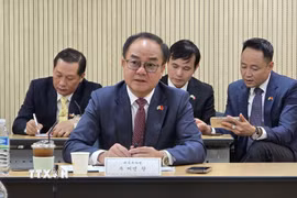 Thứ trưởng Bộ Nội Vụ Việt Nam Vũ Chiến Thắng trong buổi làm việc với Bộ Lao động và Việc làm Hàn Quốc. (Ảnh: Đức Thắng/TTXVN)