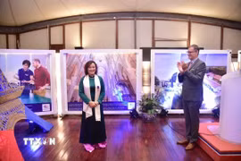 Đại sứ Cộng hòa Pháp tại Việt Nam Olivier Brochet chúc mừng Giáo sư-Tiến sỹ Đinh Thị Mai Thanh nhận Huân chương Cành cọ Hàn lâm. (Ảnh: TTXVN phát)