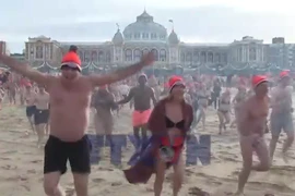 Đón năm mới trong nước lạnh tại Hà Lan