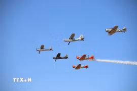 Đội hình kết hợp máy bay bao gồm các dòng North American Harvard huyền thoại và các phi cơ hạng nhẹ - thực hiện màn bay trình diễn đồng bộ trên bầu trời căn cứ không quân Swartkop. (Ảnh: Hồng Minh/TTXVN)