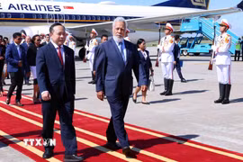 Thủ tướng Timor Leste Kay Rala Xanana Gusmão đến sân bay quốc tế Nội Bài (Hà Nội), bắt đầu thăm chính thức Việt Nam và tham dự Diễn đàn Tương lai ASEAN lần thứ ba. (Ảnh: Phạm Kiên/TTXVN)