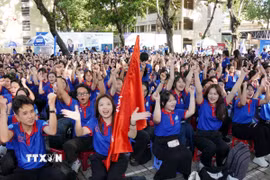Sinh viên tình nguyện tham gia Lễ ra quân Chương trình “Tiếp sức mùa thi” năm 2026 tại Trường THPT Hùng Vương (phường Chợ Lớn, Thành phố Hồ Chí Minh). (Ảnh: Trung Tuyến/TTXVN)