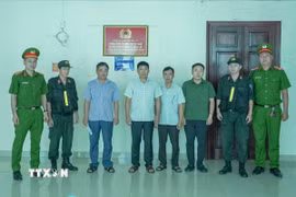 Ông Võ Chí Công (thứ 3 từ trái sang) cùng 3 cán bộ dưới quyền ở Ban Tổ chức Tỉnh ủy Sóc Trăng (cũ) bị khởi tố bị can, bắt tạm giam về tội “Lợi dụng chức vụ, quyền hạn trong khi thi hành công vụ.” (Ảnh: TTXVN phát)