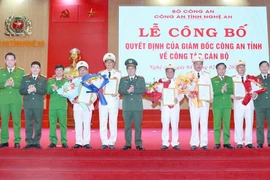 Các đồng chí Lãnh đạo Công an tỉnh Nghệ An chụp ảnh lưu niệm với các đồng chí nghỉ công tác, chờ hưởng chế độ hưu trí. (Nguồn: Công an Nghệ an)