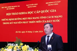 Giáo sư, Tiến sỹ Lê Văn Lợi, Phó Giám đốc Học viện Chính trị quốc gia Hồ Chí Minh phát biểu khai mạc và đề dẫn Hội thảo. (Ảnh: Văn Điệp/TTXVN)