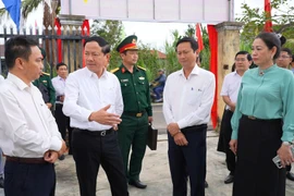 Chủ tịch UBND tỉnh Phạm Anh Tuấn (hàng đầu, thứ 2 từ trái sang) kiểm tra tại khu vực bỏ phiếu số 8 (thôn Chánh Liêm, xã Xuân An). (Nguồn: Báo Gia Lai)