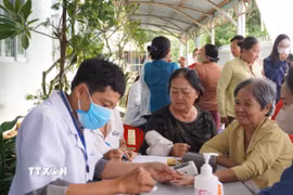 Bác sỹ Trạm Y tế Long Sơn khám bệnh cho người dân tại Chương trình chăm sóc sức khỏe cộng đồng. (Ảnh: Hoàng Nhị/TTXVN)