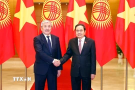 Chủ tịch Quốc hội Trần Thanh Mẫn và Thủ tướng Kyrgyzstan Adylbek Kasimalyev chụp ảnh chung. (Ảnh: Doãn Tấn/TTXVN)