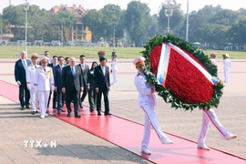 Thủ tướng Liên bang Nga Mikhail Vladimirovich Mishustin đến đặt vòng hoa và vào Lăng viếng Chủ tịch Hồ Chí Minh. (Ảnh: Phạm Kiên/TTXVN)