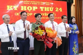 Lãnh đạo tỉnh Đồng Nai tặng hoa chúc mừng Phó Chủ tịch UBND tỉnh và thành viên UBND tỉnh Đồng Nai. (Ảnh: Công Phong/TTXVN)