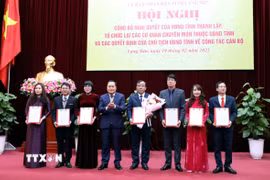 Trao Quyết định bổ nhiệm lãnh đạo Sở Tài chính tỉnh Lạng Sơn trên cơ sở hợp nhất Sở Kế hoạch và Đầu tư với Sở Tài chính. (Ảnh: Văn Đạt/TTXVN)