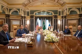 Ngoại trưởng Saudi Arabia Faisal bin Farhan Al Saud (thứ 4, trái), Ngoại trưởng Nga Sergey Lavrov (phải), Cố vấn của Tổng thống Nga về chính sách đối ngoại Yuri Ushakov (thứ 2, phải), Ngoại trưởng Mỹ Marco Antonio Rubio (thứ 2, trái), Cố vấn an ninh quốc gia Mỹ Mike Waltz (thứ 3, trái) và Đặc phái viên Mỹ về Trung Đông Steve Witkoff (trái) tại cuộc đàm phán ở Riyadh, Saudi Arabia, ngày 18/2/2025. (Ảnh: DPA/TTXVN)