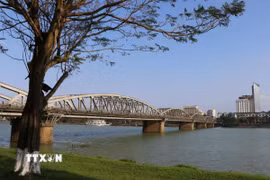 Cầu Trường Tiền bắc qua sông Hương. (Ảnh: Nguyên Lý/TTXVN)