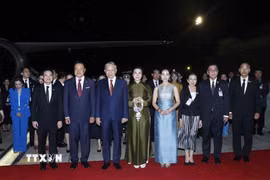 Thủ tướng Anutin Charnvirakul và Phu nhân cùng nhiều quan chức Chính phủ Hoàng gia Thái Lan ra sân bay quốc tế Don Mueng tiễn Tổng Bí thư, Chủ tịch nước Tô Lâm và Phu nhân. (Ảnh: Thống Nhất/TTXVN)