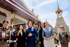 Phu nhân Ngô Phương Ly cùng Phu nhân Thủ tướng Thái Lan Thananon Charnvirakul trong chuyến thăm các di tích trong khuôn viên Cung điện Hoàng gia Thái Lan. (Ảnh: TTXVN phát)