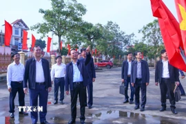 Bí thư Tỉnh ủy Ninh Bình Đặng Xuân Phong cùng đoàn công tác kiểm tra công tác tuyên truyền Đại hội đại biểu toàn quốc lần thứ XIV của Đảng tại xã Quỹ Nhất. (Ảnh: Công Luật/TTXVN)