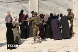 Binh sỹ Israel ngăn người Palestine trở về nhà tại trại tị nạn ở thành phố Tulkarm, Bờ Tây ngày 18/11/2025. (Ảnh: THX/TTXVN)