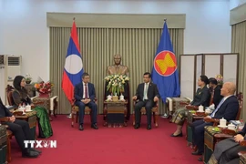 Đại sứ Việt Nam tại Trung Quốc Phạm Thanh Bình và đoàn đại biểu Đại sứ quán Việt Nam đến thăm và chúc mừng Đại sứ quán Lào nhân kỷ niệm 50 năm Quốc khánh nước CHDCND Lào (02/12/1975-02/12/2025). (Ảnh: TTXVN phát)