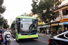 Việc tăng cường kết nối giữa xe buýt và metro thông qua nâng cấp trạm dừng, nhà chờ, đường kết nối… cũng giúp cho người dân dễ dàng tiếp cận khi sử dụng xe buýt và metro hơn. (Ảnh: Hồng Đạt/TTXVN)