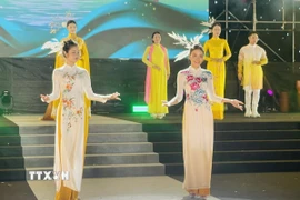 Một tiết mục biểu diễn trong chương trình bế mạc. (Ảnh: Tuyết Mai/TTXVN)