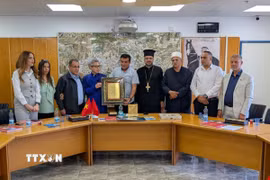 Đại sứ Việt Nam tại Israel Lý Đức Trung nhận quà lưu niệm của Thị trưởng và Hội đồng thành phố Abu Snan. (Ảnh: Đức Trung/TTXVN)